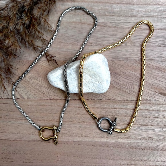 Salomé Carabiner Necklace - Picture 10 of 13